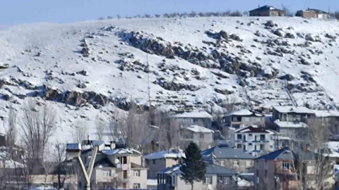 Erciş'te Nisan Ayında Kar Yağdı