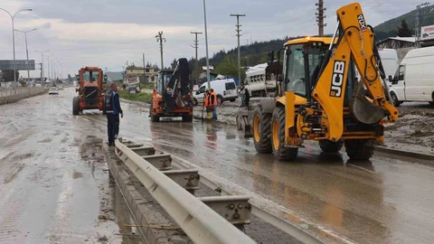 Hatay'da Sel Sonrası Karayolu Açıldı
