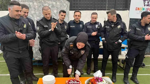 Üsküdar'da Öğrencilerden Polisler İçin Sürpriz Kutlama