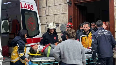 Antalya'da Genç Düşerek Yaralandı