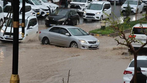 Cizre'de Sağanak Yağış Etkili Oldu
