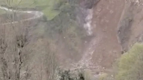 Rize'de Yamaçtan Düşen Kaya Anbean Görüntülendi