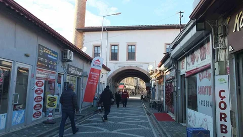 Burhaniye'de Tarihi Camii İlgi Çekiyor