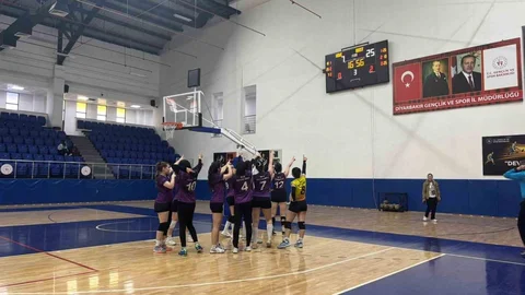 Muş'ta Kız Voleybol Takımı Yarı Finale Yükseldi