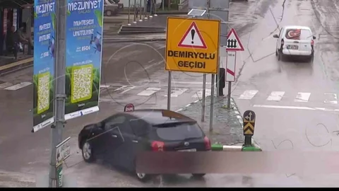 Kontrolden Çıkan Araç Duraktakilere Yaklaştı