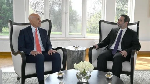 ABD'nin Suriye Temsilcisi Barrack ile Eş-Şeybani Görüştü