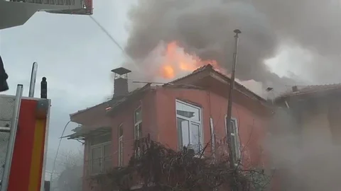 Burdur'da Çatı Yangını Kontrol Altına Alındı