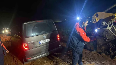 Hatay'da Minibüs Çamura Saplandı
