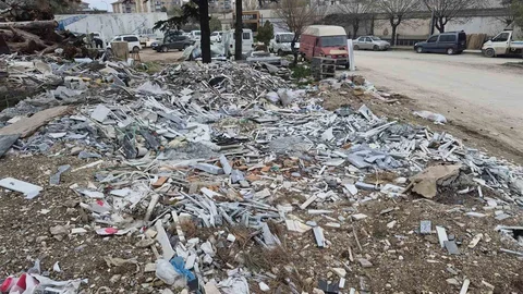 Eskişehir'de Boş Alanlar Çöp Dolu