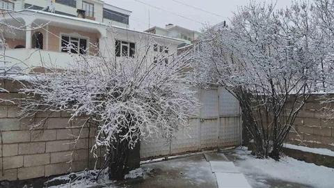 Erciş’te Nisan Ayında Kar Yağışı