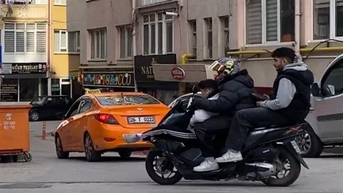 Motosiklette Tehlikeli Yolculuk Yapan Gençler