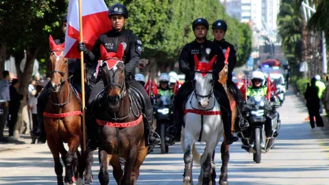 Adana'da Polis Korteji Etkileyici Bir Gösteri Sundukça