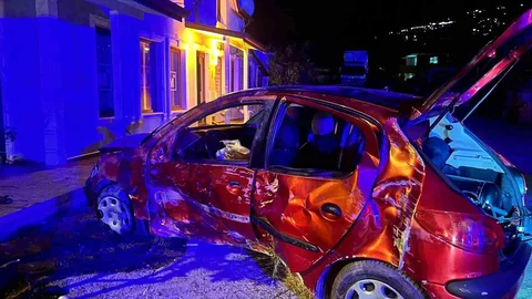 Kontrolden Çıkan Araç Duvara Çarptı