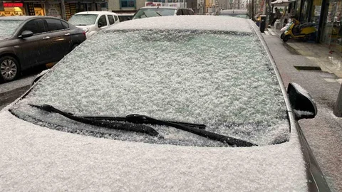 Küçükçekmece'de Dolu Yağışı Etkili Oldu