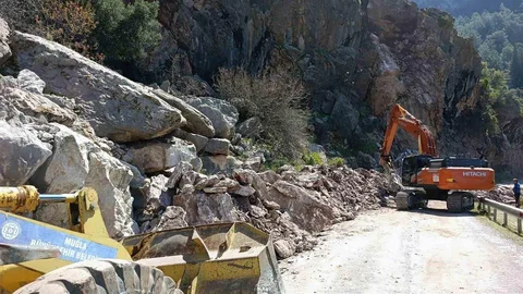 Faralya'da Heyelan Nedeniyle Yol Kapandı