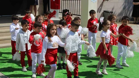 Minik Öğrencilerden Polis Abilerine Kutlama
