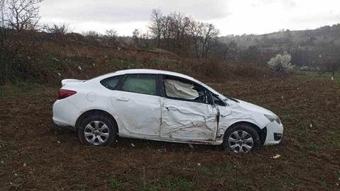 Bilecik'te Otomobil Tarlaya Uçtu