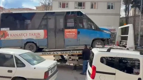Ankara'da Minibüs-Kamyonet Çarpışması