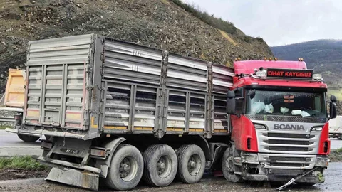 Tırın Makaslaması Sonucu Sürücü Yaralandı