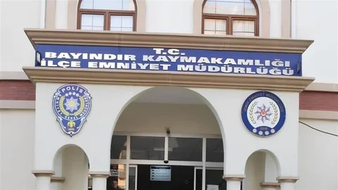 İzmir'de Polis Ekiplerine Bıçaklı Saldırı