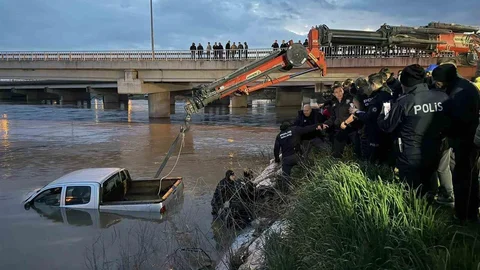 Bursa'da Araç Akıntıya Kapıldı
