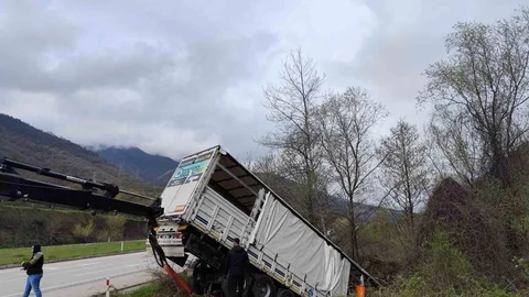 Tokat'ta Tır Devrildi, 3 Yaralı