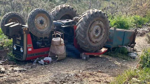 Manisa'da Traktör Devrildi Üç Kişi Hayatını Kaybetti