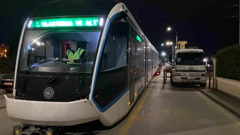 Kocaeli'de Yeni Tramvaylar Raylara İndirildi