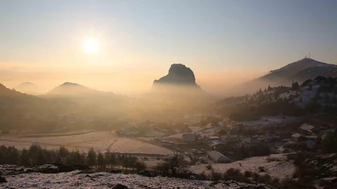 Gün Doğumunda Sis Altındaki Kale