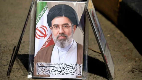 İran Dini Liderinin Yüzü Tanınmaz Hale Geldi