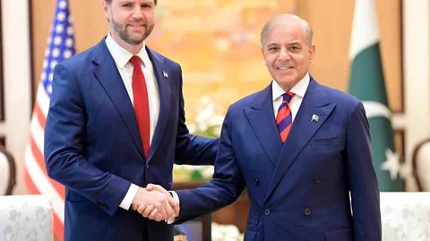 ABD Başkan Yardımcısı Vance, Pakistan'da Görüştü