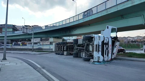 Beylikdüzü'nde TIR Devrildi