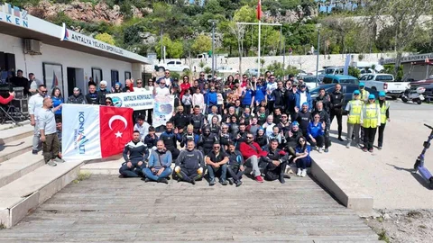 Konyaaltı Sahili'nde Temizlik Etkinliği Yapıldı