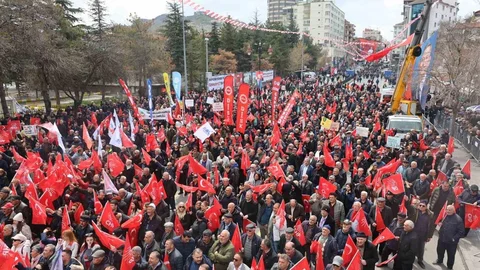 Özgür Özel'in Nevşehir Mitingi Pankartla Gündemde