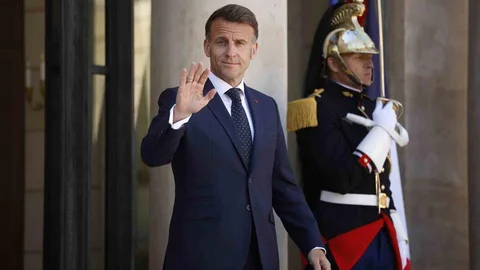 Macron, İran Cumhurbaşkanını Anlaşmaya Çağırdı
