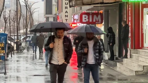 Yüksekova'da Sağanak Yağış Etkili Oldu