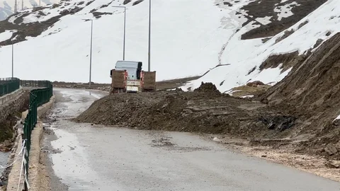 Yüksekova'da Heyelan Nedeniyle Ulaşım Aksadı