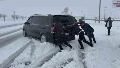 Tatvan'da Nisan Ayında Kar Yağışı
