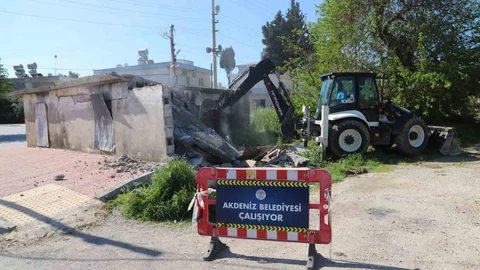 Mersin'de Metruk Yapılar Yıkılıyor