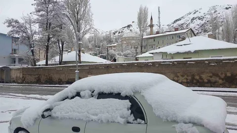 Başkale'de Nisan Ayında Kar Yağışı Görüldü