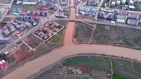 Fadlum Çayı Kızılırmak'ı Kızıl Renkte Boyadı