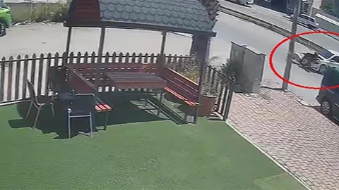 Antalya'da Motosiklet ve Otomobil Çarpıştı