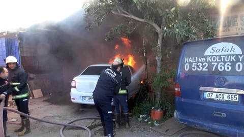 Antalya'da Motosiklet Tamirhanesi Yandı