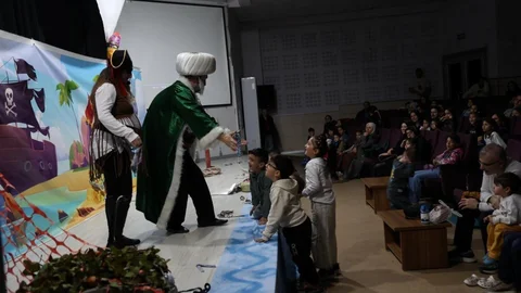Kocaeli'de Çocuklar Tiyatroda Buluştu