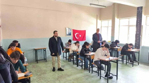 Gençler Umre İçin Bilgi Yarışması Düzenledi