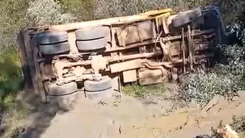 Alanya'da Kamyon Devrildi, Sürücü Hayatını Kaybetti