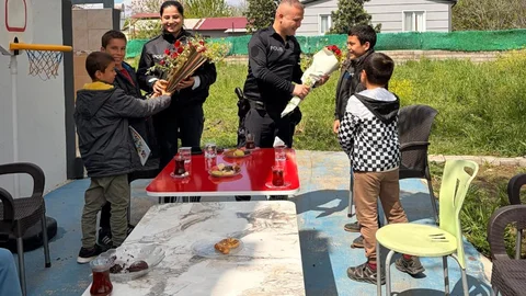 Osmaniye'de Öğrencilerden Polislere Sürpriz Ziyaret