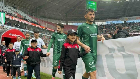 Minik Taraftarlar Üniformalarıyla Sahada