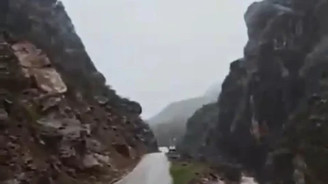 Şemdinli'de Dev Kaya Trafiği Engelledi