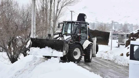 Bitlis’te Nisan Ayında Kar Yağışı Devam Ediyor